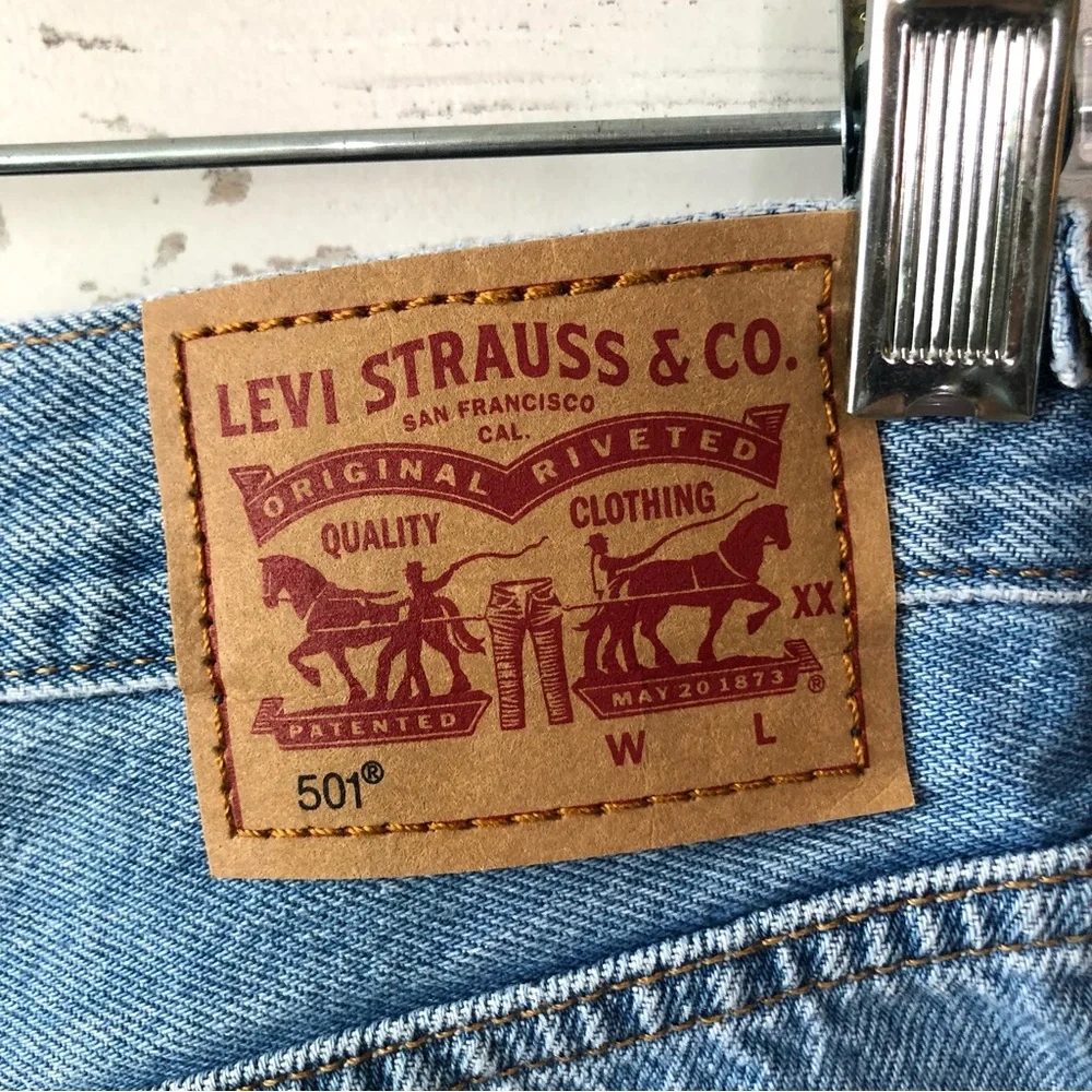 LEVI’S 501 Button Fly Distressed Cut Off High Rise Light Wash Denim Shorts 28